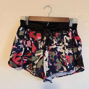lululemon Athletica Hotty Hot Shorts 2.5” Size 10 Pop Cut Boom Juice Multi